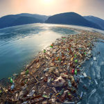 海に浮かぶ大量のプラスチックごみ