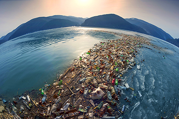 海に浮かぶ大量のプラスチックごみ